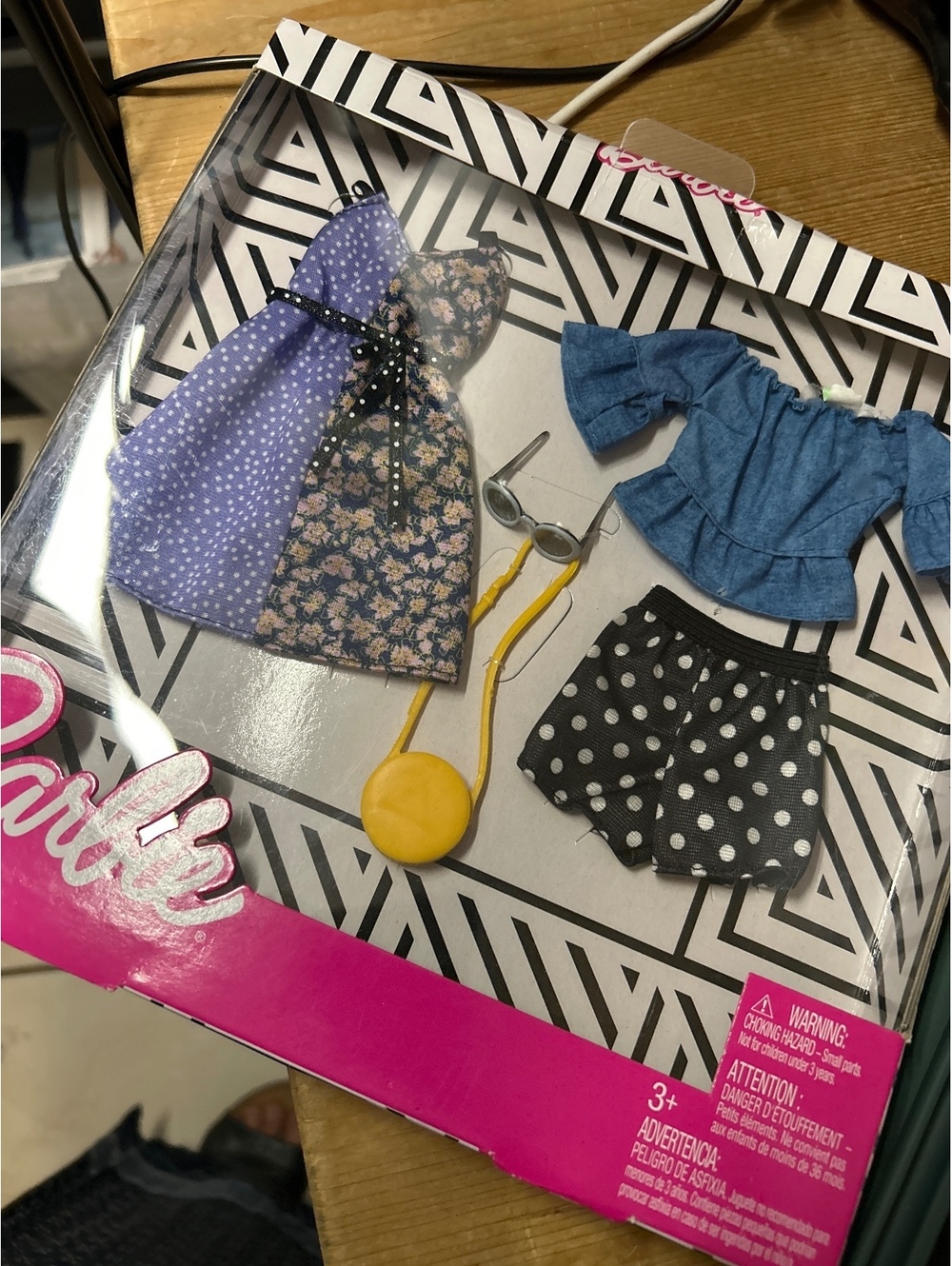 Read Barbie Fashion Pack Doll Clothes and Accessories Set